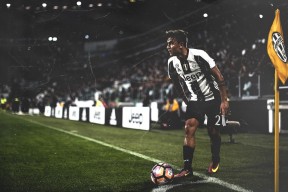 湖人队激战连连，里夫斯调侃东契奇引热议！湖人赢球背后的精彩瞬间